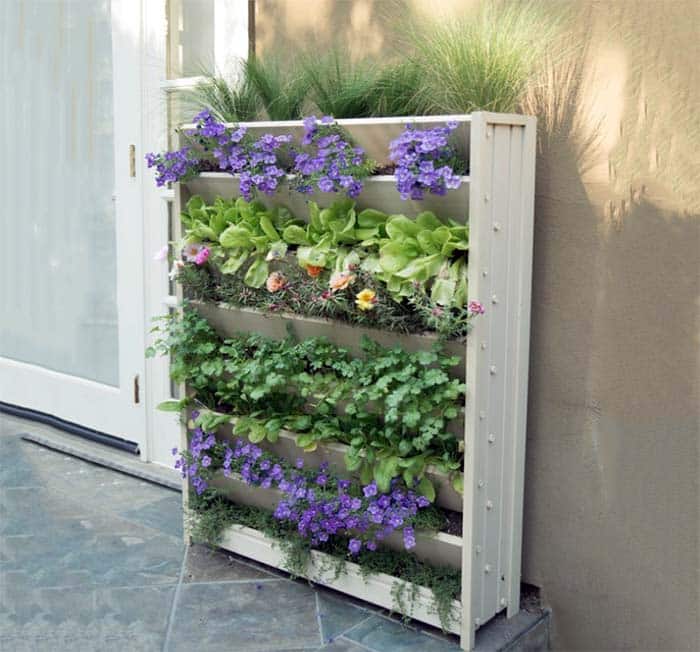 Freestanding vertical garden planter