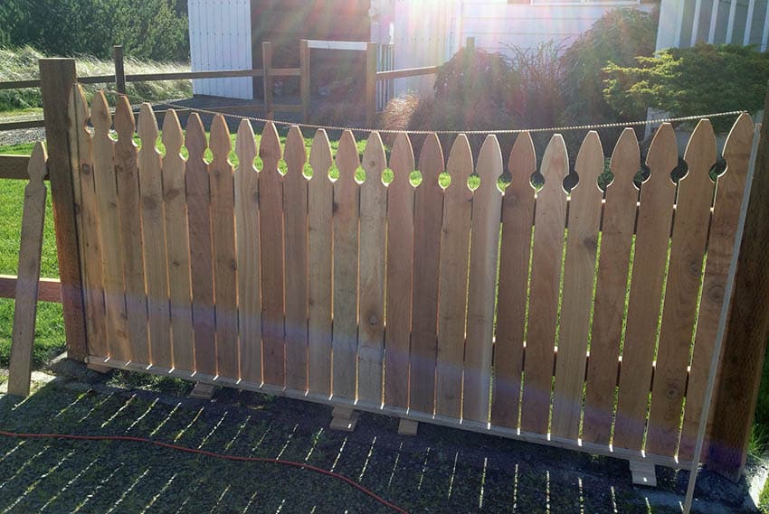 Leveling curved cedar picket fence