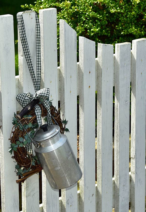 Picket fence with wreath and milk can decor