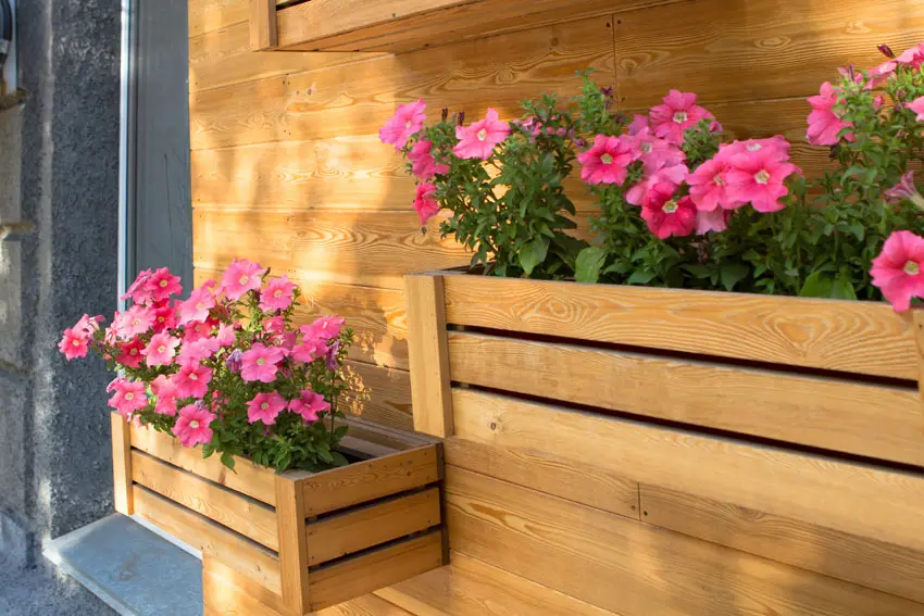 Wood fence with diy wood pallet planter boxes