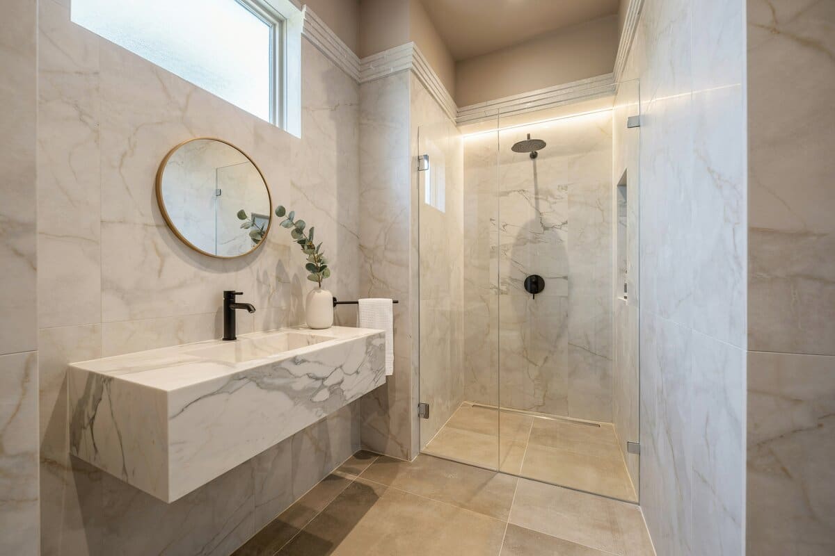 Bathroom with cornice made of marble with satin finish tiles for the floor