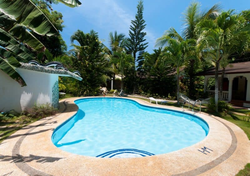 kidney shaped pool with sun shelf
