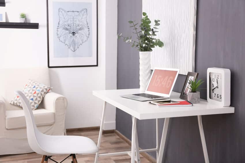 Small cozy office space in spare bedroom