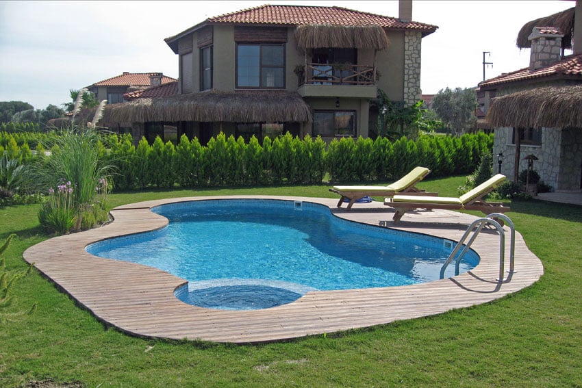 Pool with irregular curved shape with jacuzzi