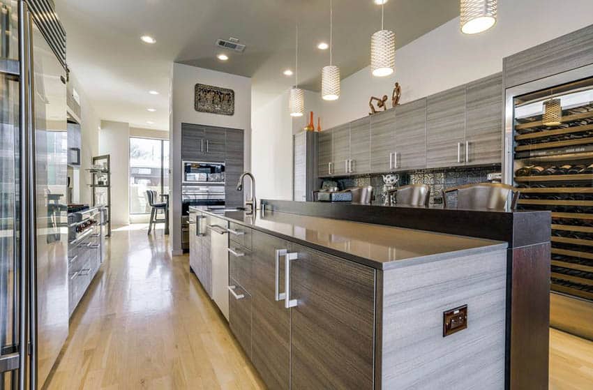 Cucina contemporanea con armadi laminati e bar per la colazione a due livelli e pavimenti in legno chiaro