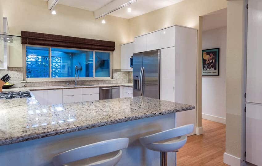 L-shaped Kitchen with neutral yellow color