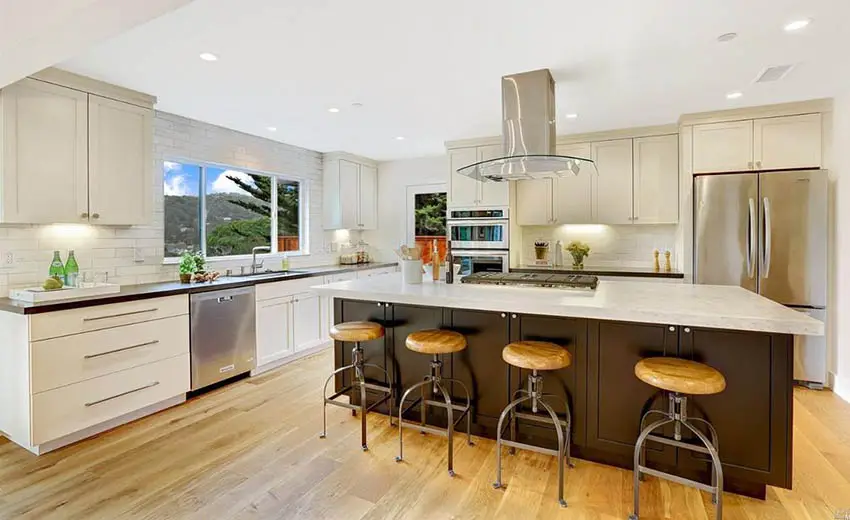 Contemporary kitchen with open concept design, white cabinetsa, white quartz and black quartz countertops