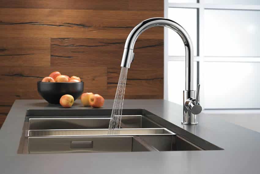 Kitchen faucet with pull down handle