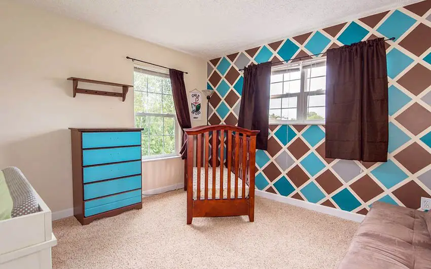 Nursery with checkered pattern walls, rug and crib