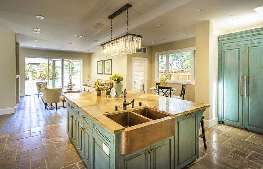 Kjøkken design med grønne distressed maling skap og granitt countertop