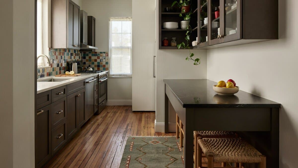 Peninsula counter reaching off the wall run above a patterned floor rug