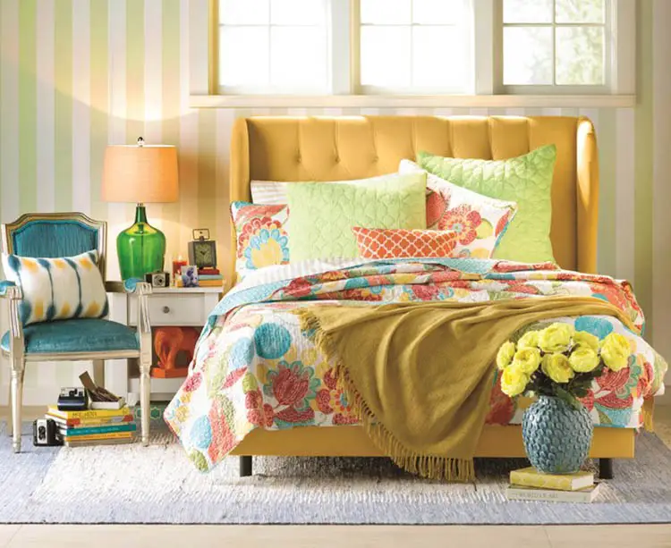 Teen girl bedroom with reversible floral quilt comforter