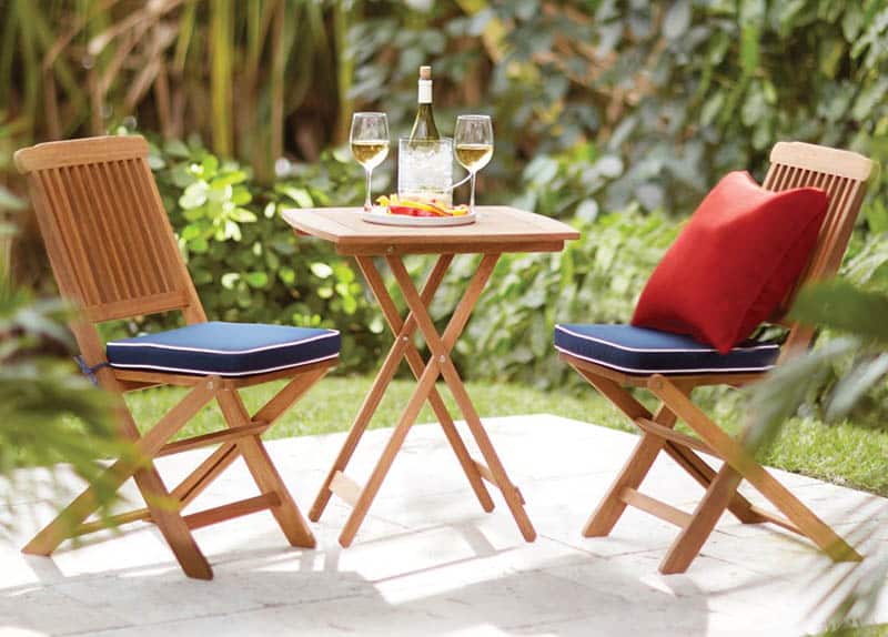 Outdoor dining table and chairs in eucalyptus wood