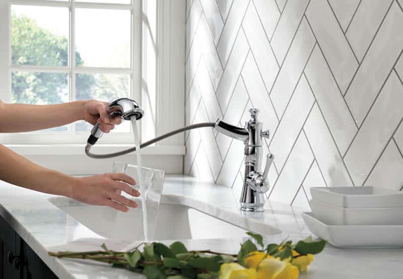 Pull out kitchen faucet with single handle design