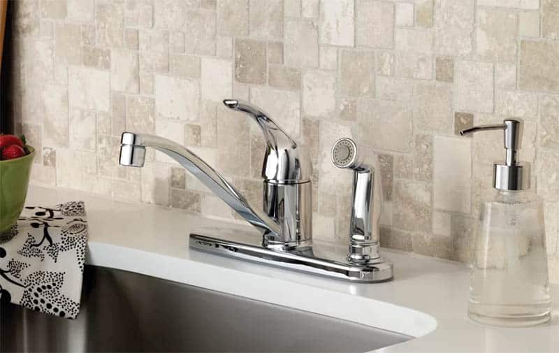 Single handle faucet with sprayer