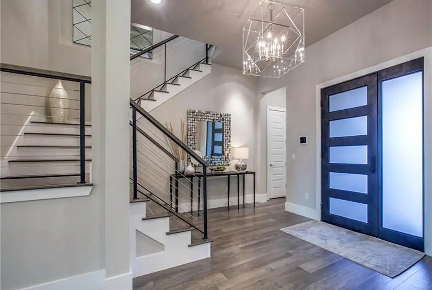 Contemporary railing with metallic supports