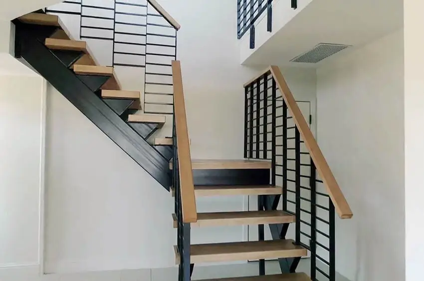 Staircase with horizontal slat railing