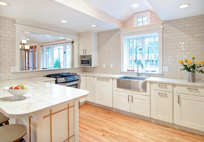 Contemporary kitchen with rectangular subway tile and j shape design 