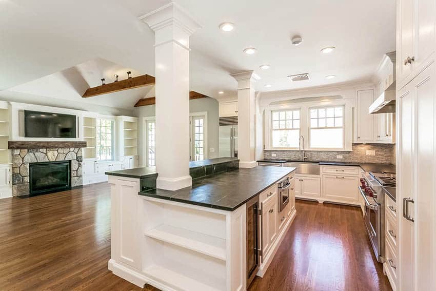 Kitchen with two parallel columns with moldings and panelings