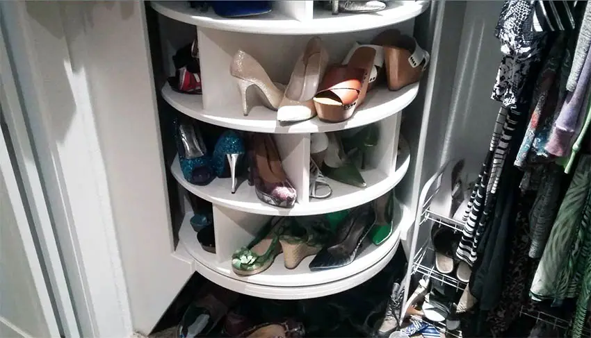 Closet with revolving shoe rack