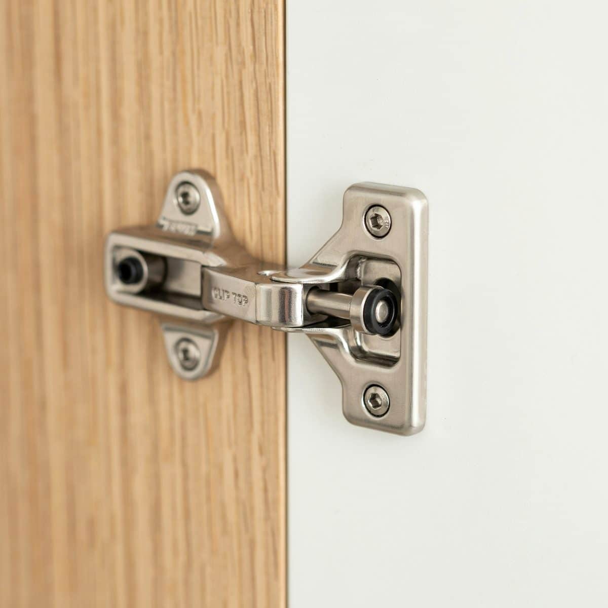 Self closing hinge with a damper cylinder on an oak door edge