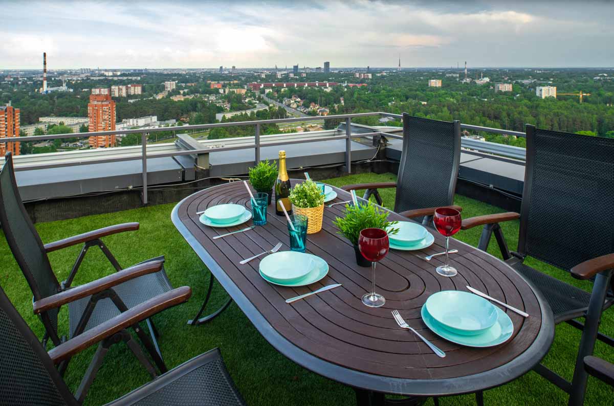 artificial turf patio with table and chairs