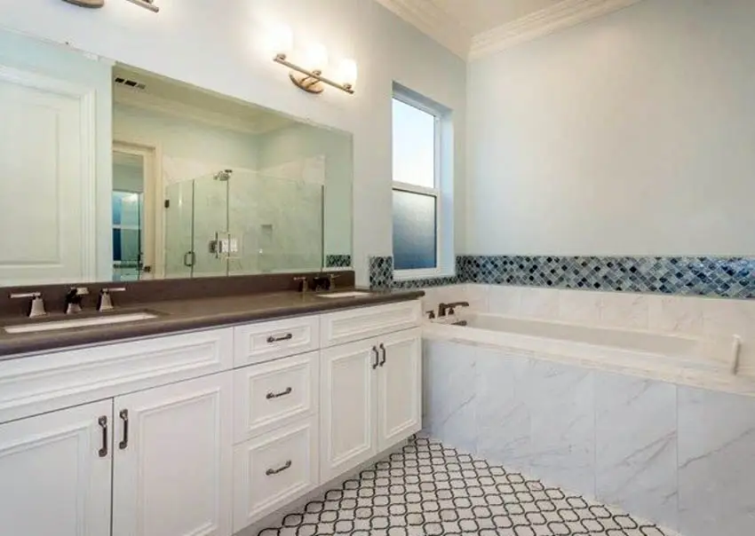 Bathroom with arabesque floor tile