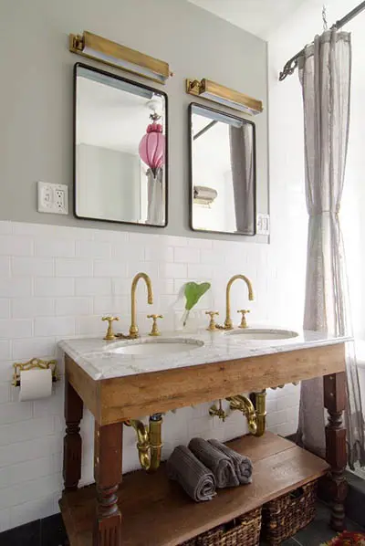 Bathroom with metropolitan paint color