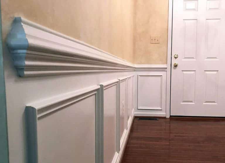 43 Beautiful Wainscoting Ideas Ultimate Design Guide   Chair Rail Wainscoting Hallway Close Up 768x556 