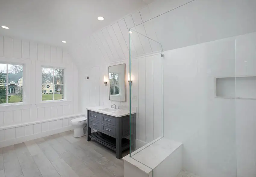 Traditional bathroom with quartz bench