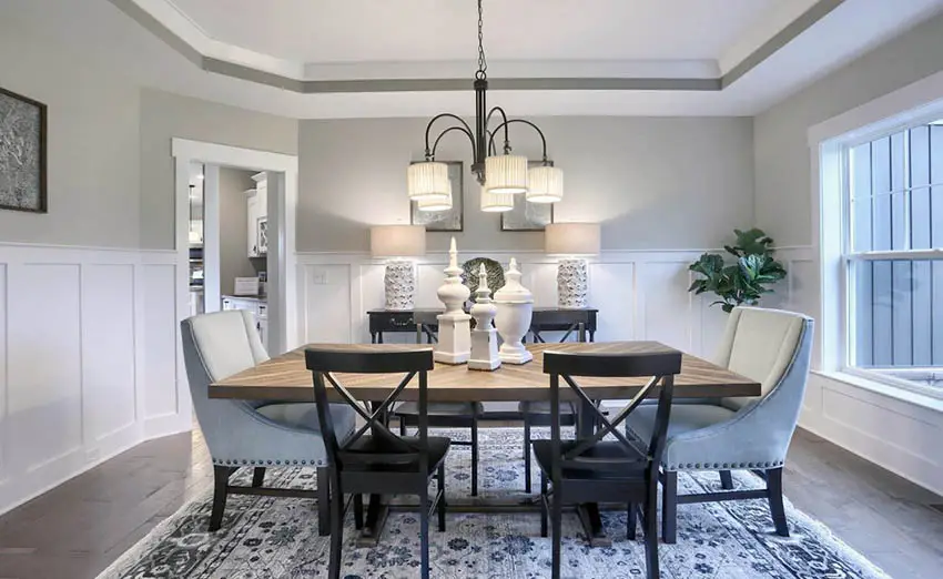 Dining room with painted edge tray ceiling