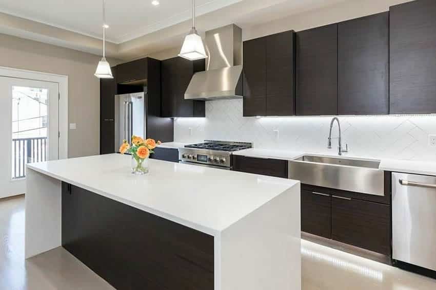 Kitchen with modulat cabinets, glass panel door and vaulted ceiling