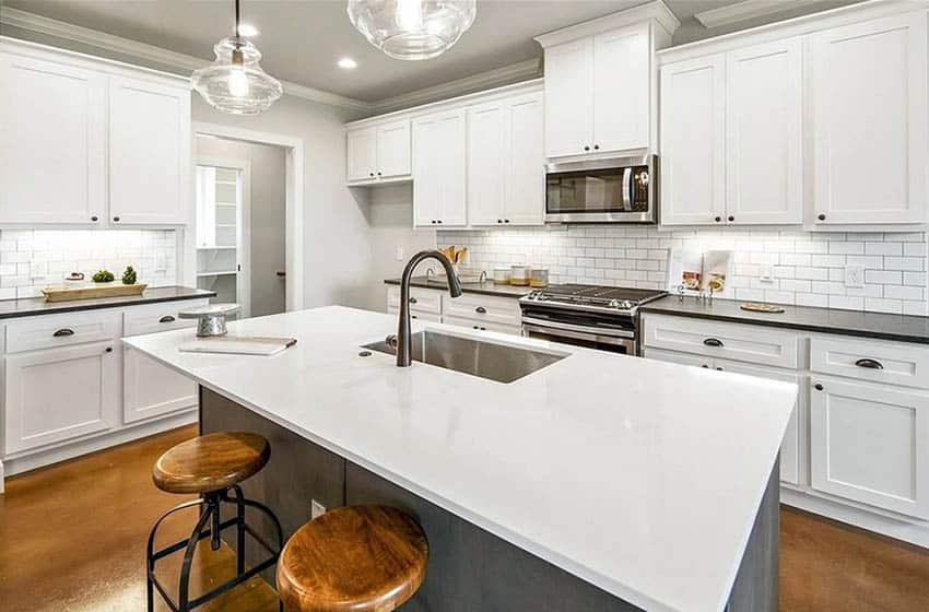 Kitchen with porcelain tiles, light grey cornices and wet countertop