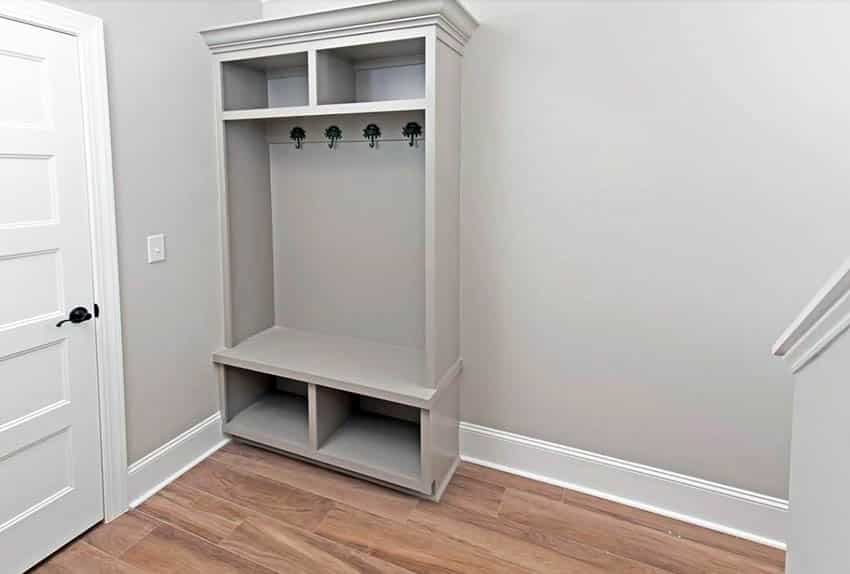 Bullnose baseboard in mudroom