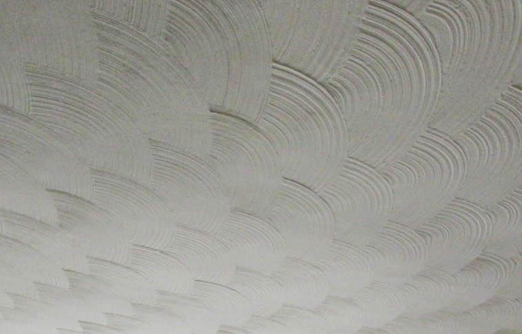 Structure de plafond en écailles de poisson