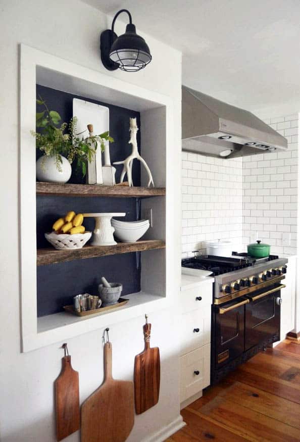 Kitchen with recessed wall niche and decor