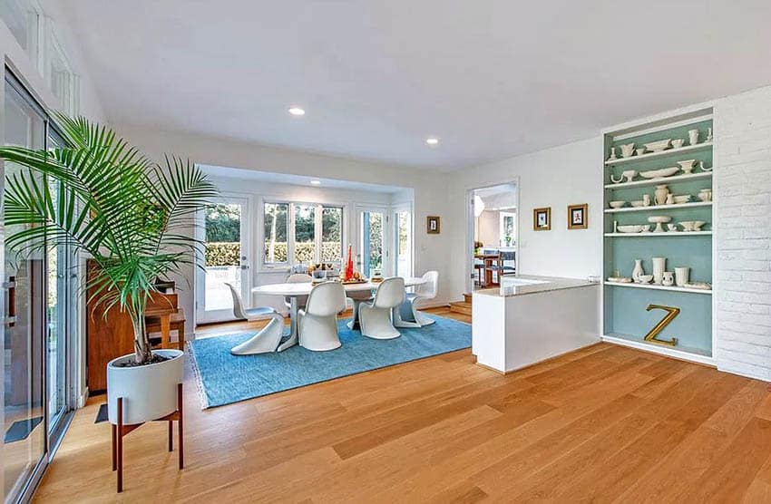 Mid-century room with painted alcove and matching decor