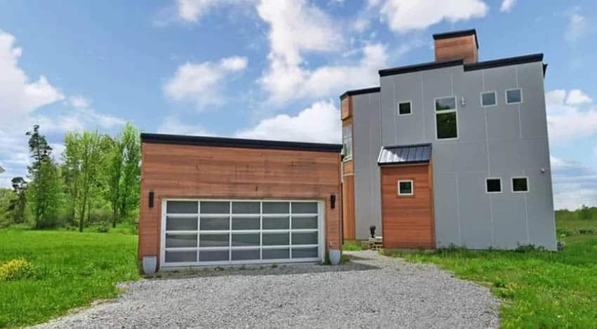 Detached garage at contemporary house