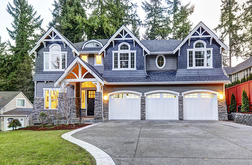 House that can park three cars in its garage