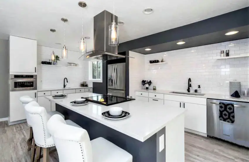 Kitchen with upholstered chairs, eat in counter and ledge in high gloss finish