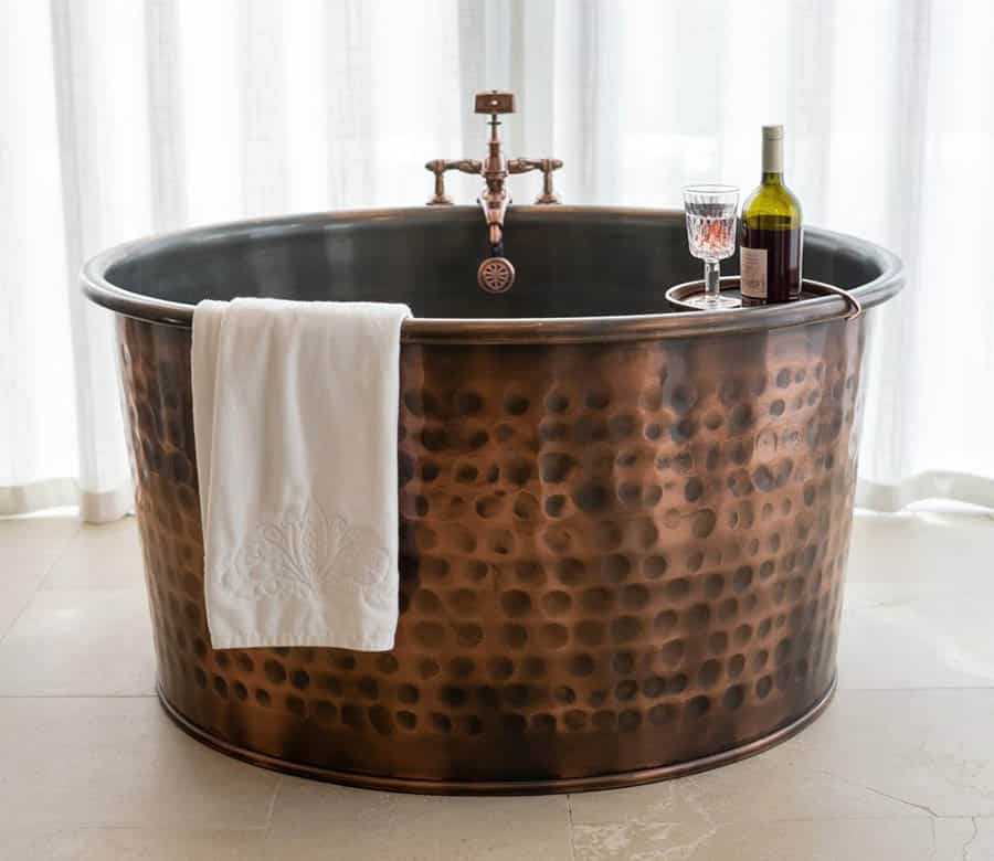 Hammered copper bathtub