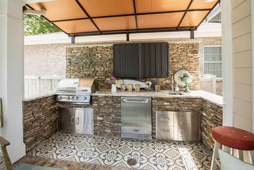 Dış mekan mutfak granit tezgahlı ve yığılmış taş tasarımlı kapalı veranda