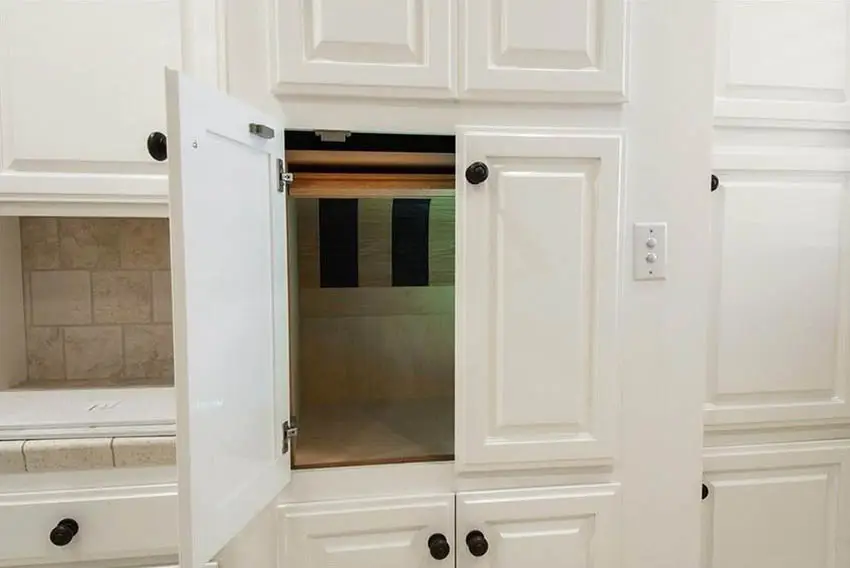 Dumbwaiter elevator in kitchen cabinet