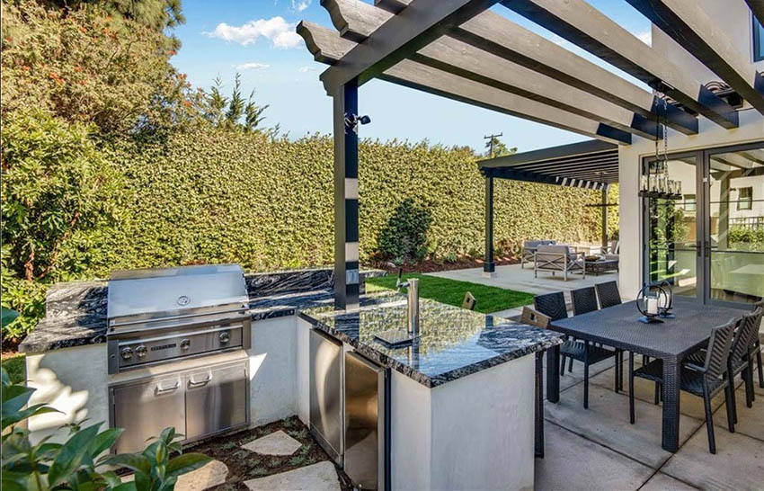 Outdoor kitchen with black and white quartz countertops