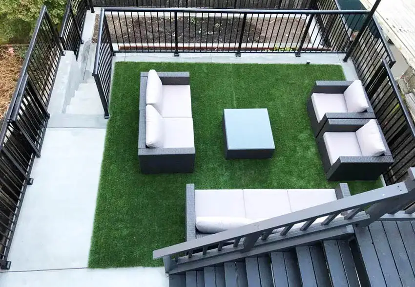 Outdoor sitting area with fake grass patio furniture