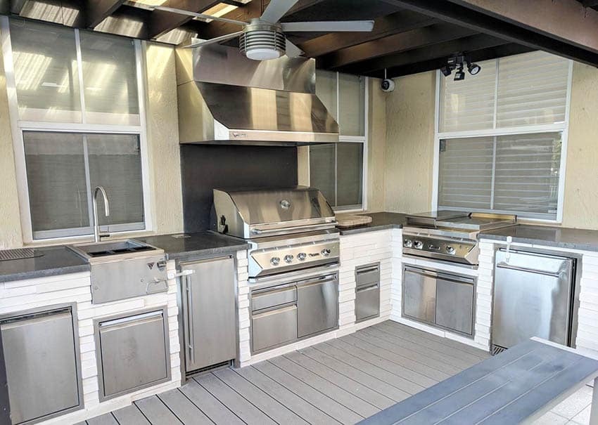 Dış mekan mutfak beton tezgahı ve paslanmaz çelik aletleri ile veranda