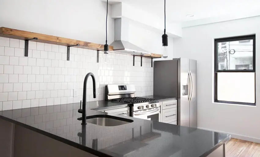 Small l shaped kitchen with gloss black quartz countertops