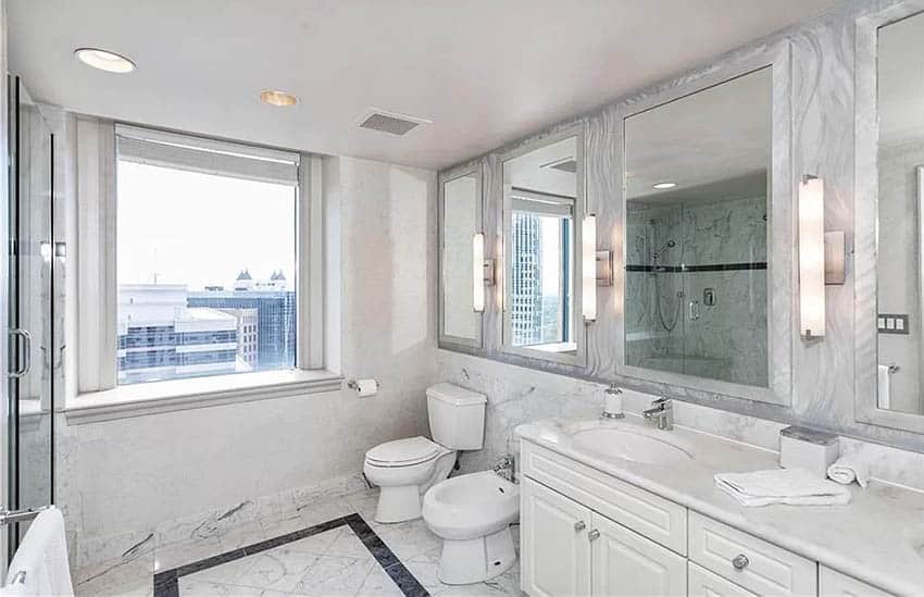 Bathroom with bidet and marble finishes