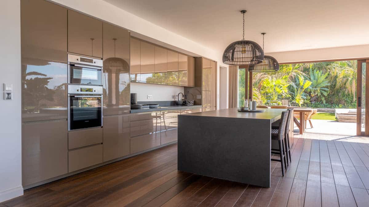 The cabinets for this kitchen design integrate a very simple paneled design