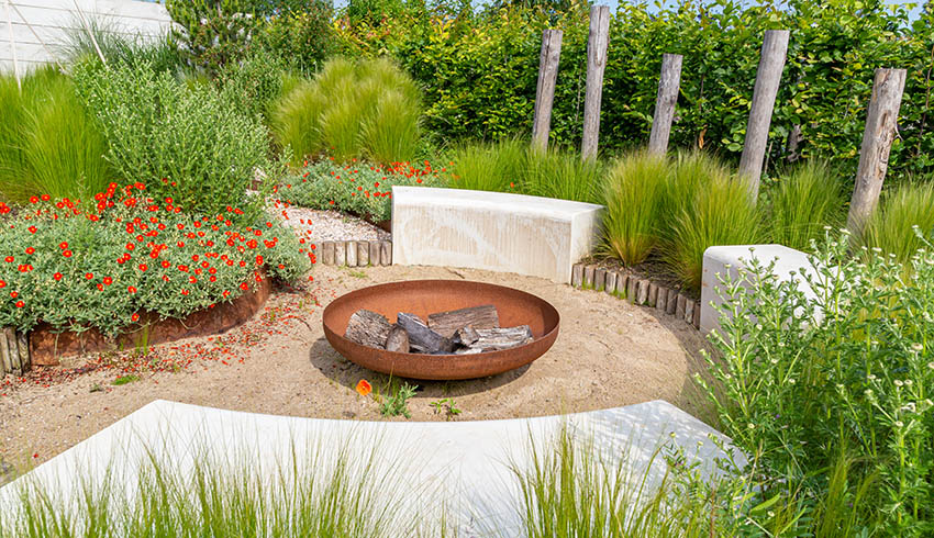 Modern gravel patio with fire pit 